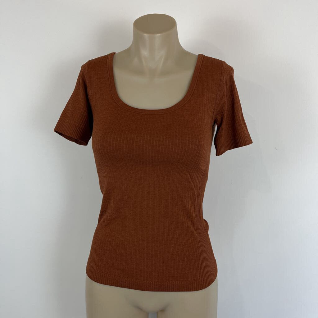 Lululemon Top - 10 (lulu6)