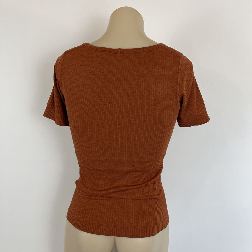Lululemon Top - 10 (lulu6)